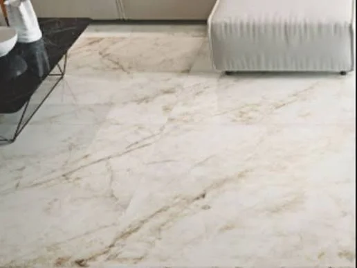 Piso en cuarzo con vetas doradas