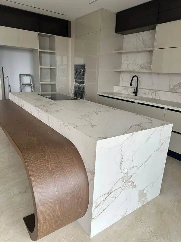 Isla de cocina con caída en cascada y barra curva en madera