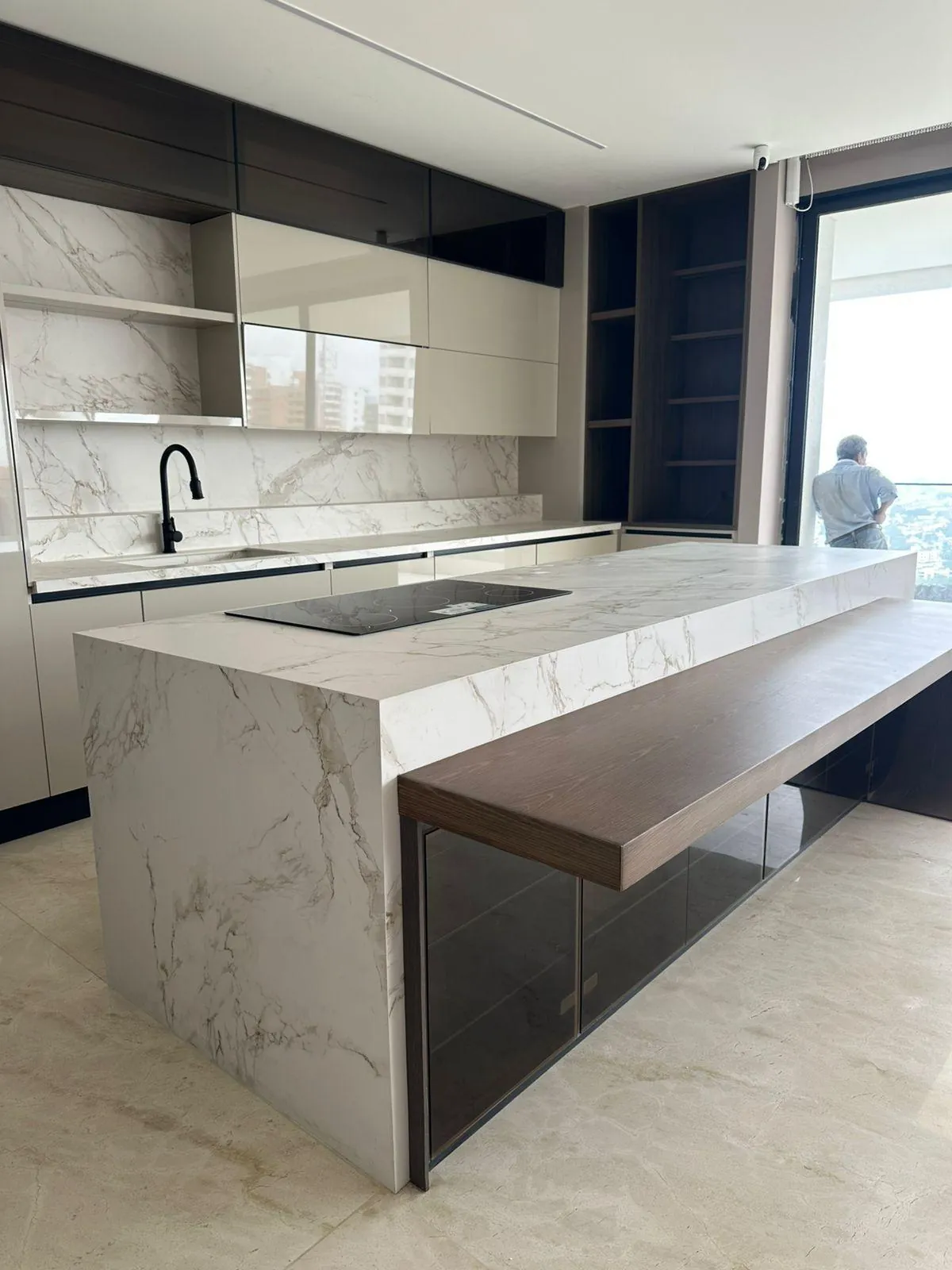 Isla de cocina en cascada con barra de madera, trabajo realizado