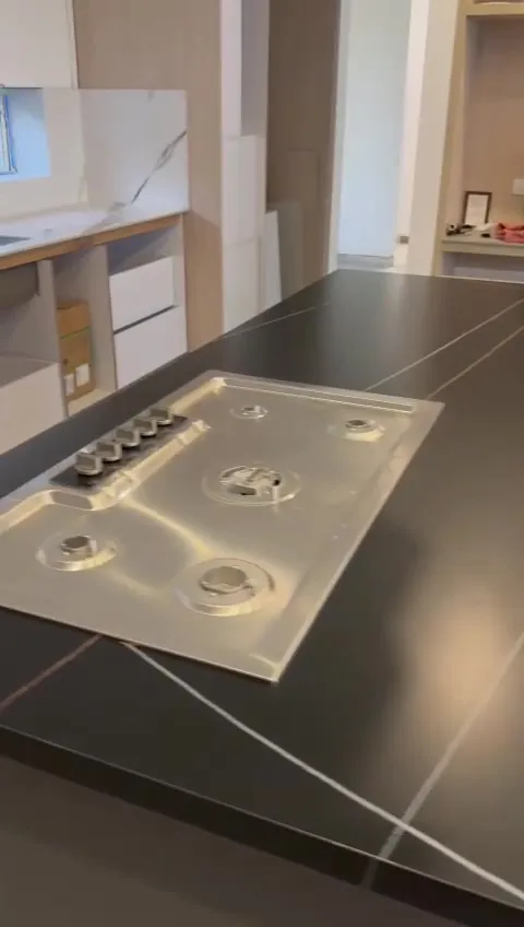 Isla de cocina negra con vetas, trabajo realizado