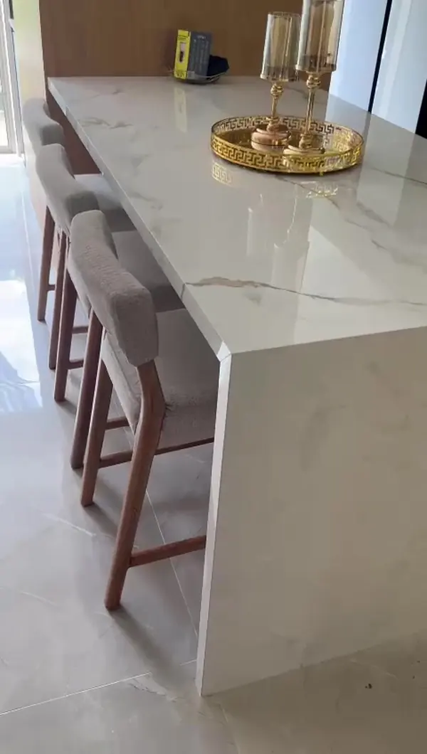Isla de cocina en cascada con barra de comedor