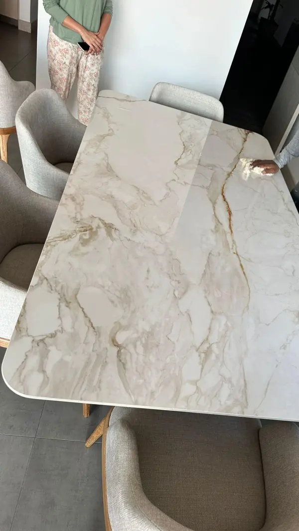 Revisión del acabado de una mesa de comedor con superficie de vetas
