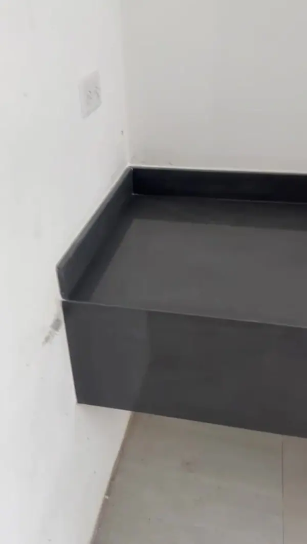 Mesón flotante negro para baño