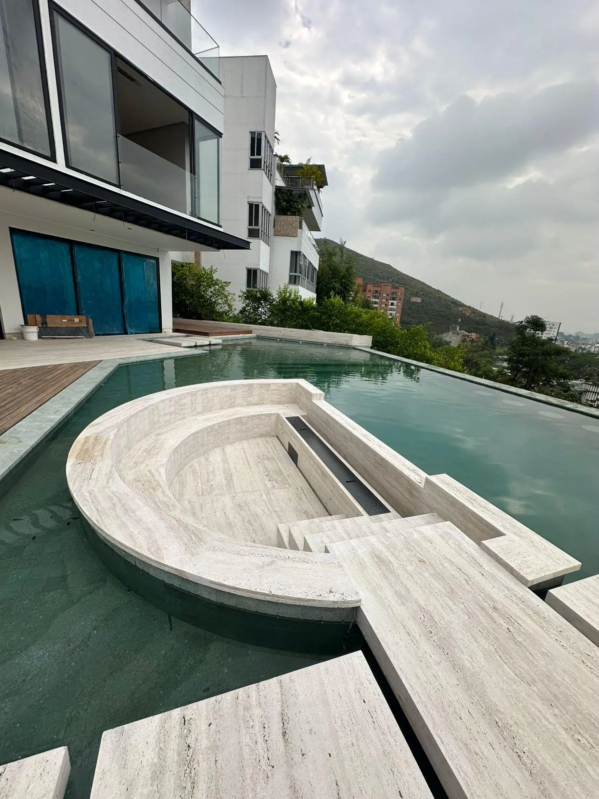 Proyecto exterior con piedra natural en Cali, trabajo realizado